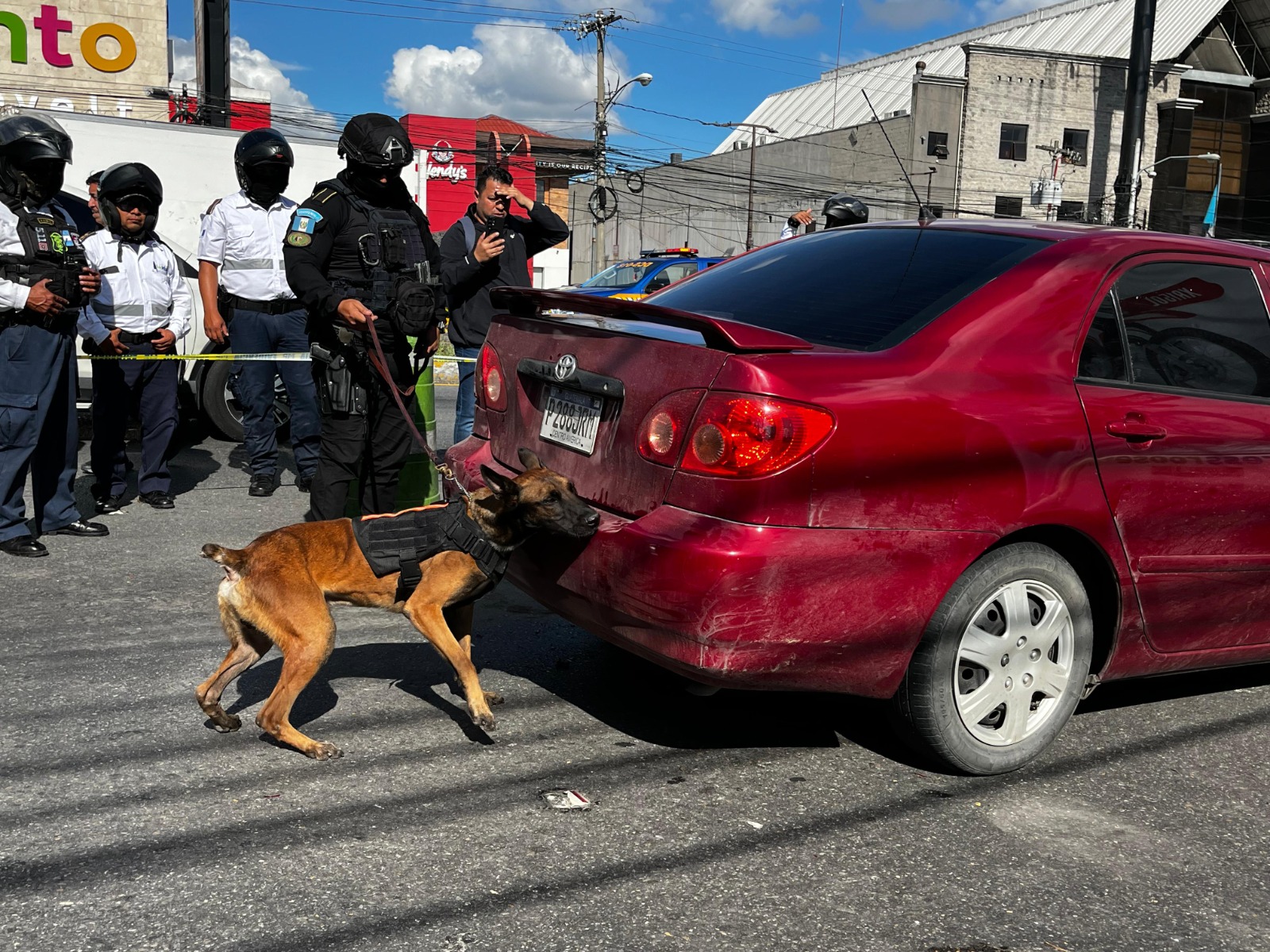 Colisión múltiple en calzada Roosevelt culmina en decomiso de droga