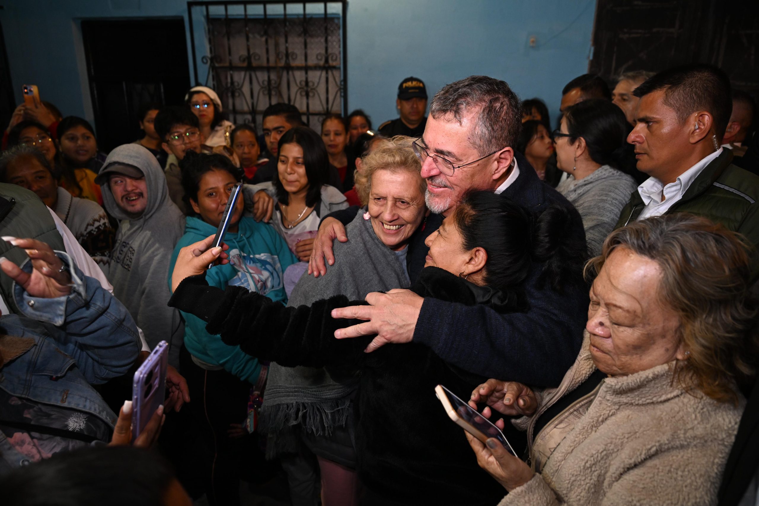 Presidente Bernardo Arévalo con vecinas de la colonia Bethania, zona 7. / Foto: Byron de la Cruz.
