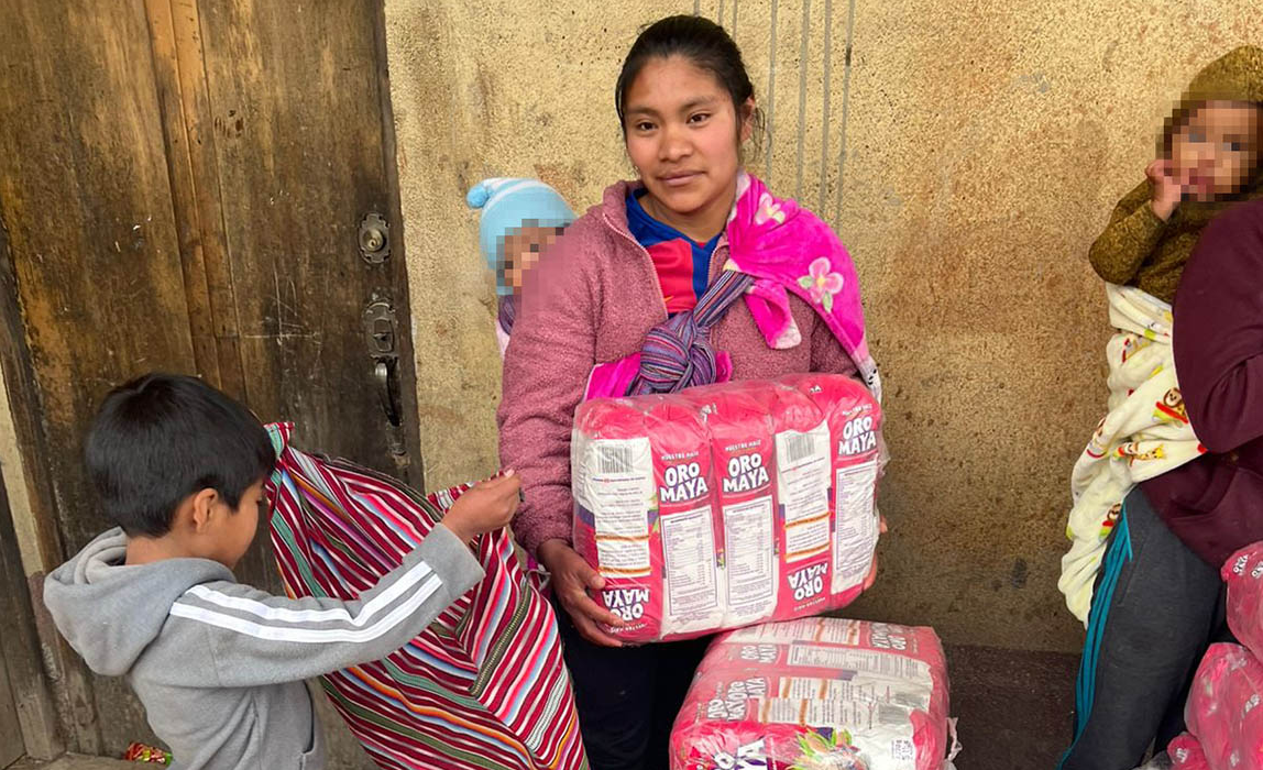 Entregan alimentos para ayudar a familias con niños con desnutrición. / Foto: MAGA.