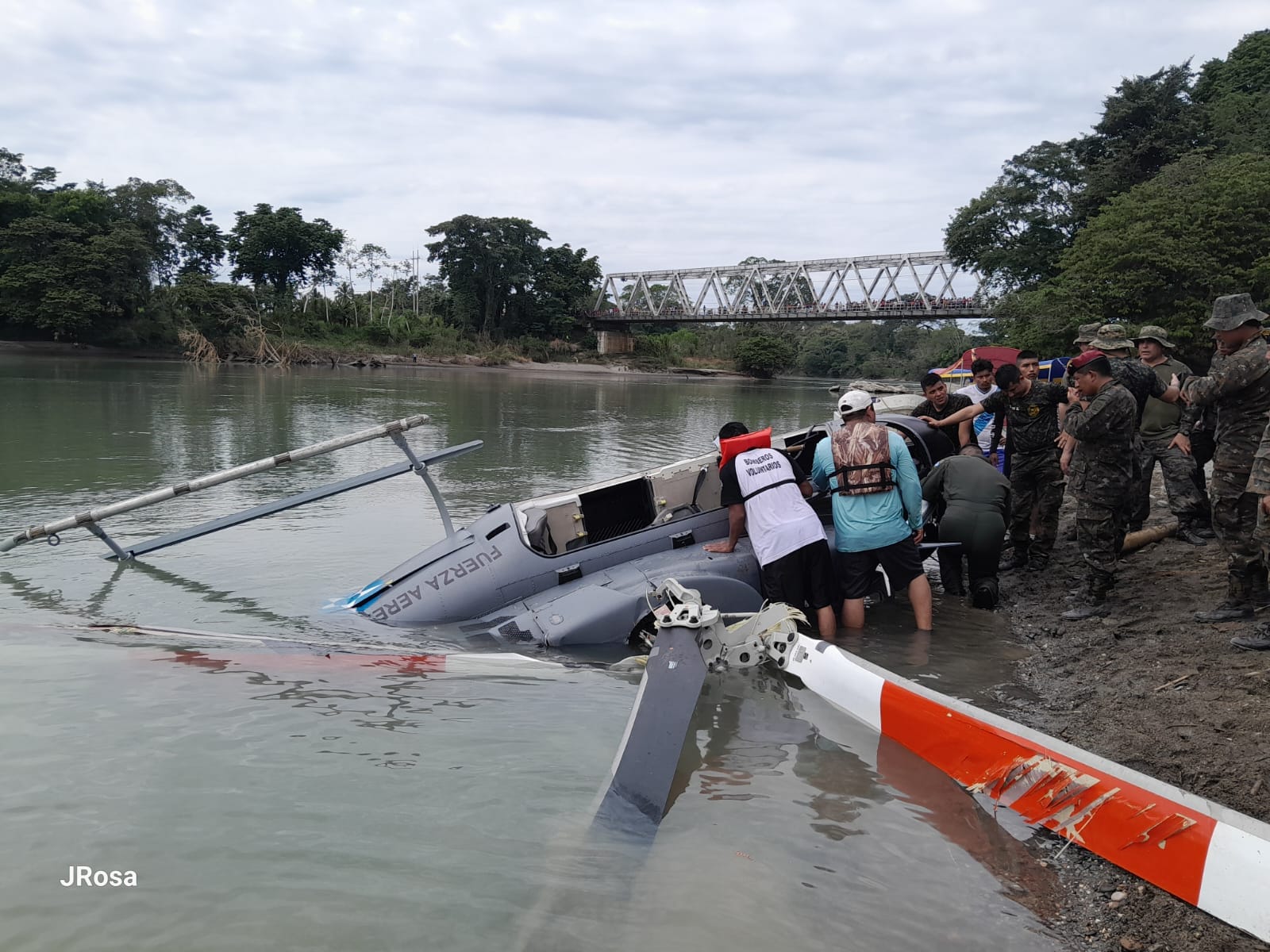 Operación de búsqueda y rescate de tripulación del helicóptero Bell 407