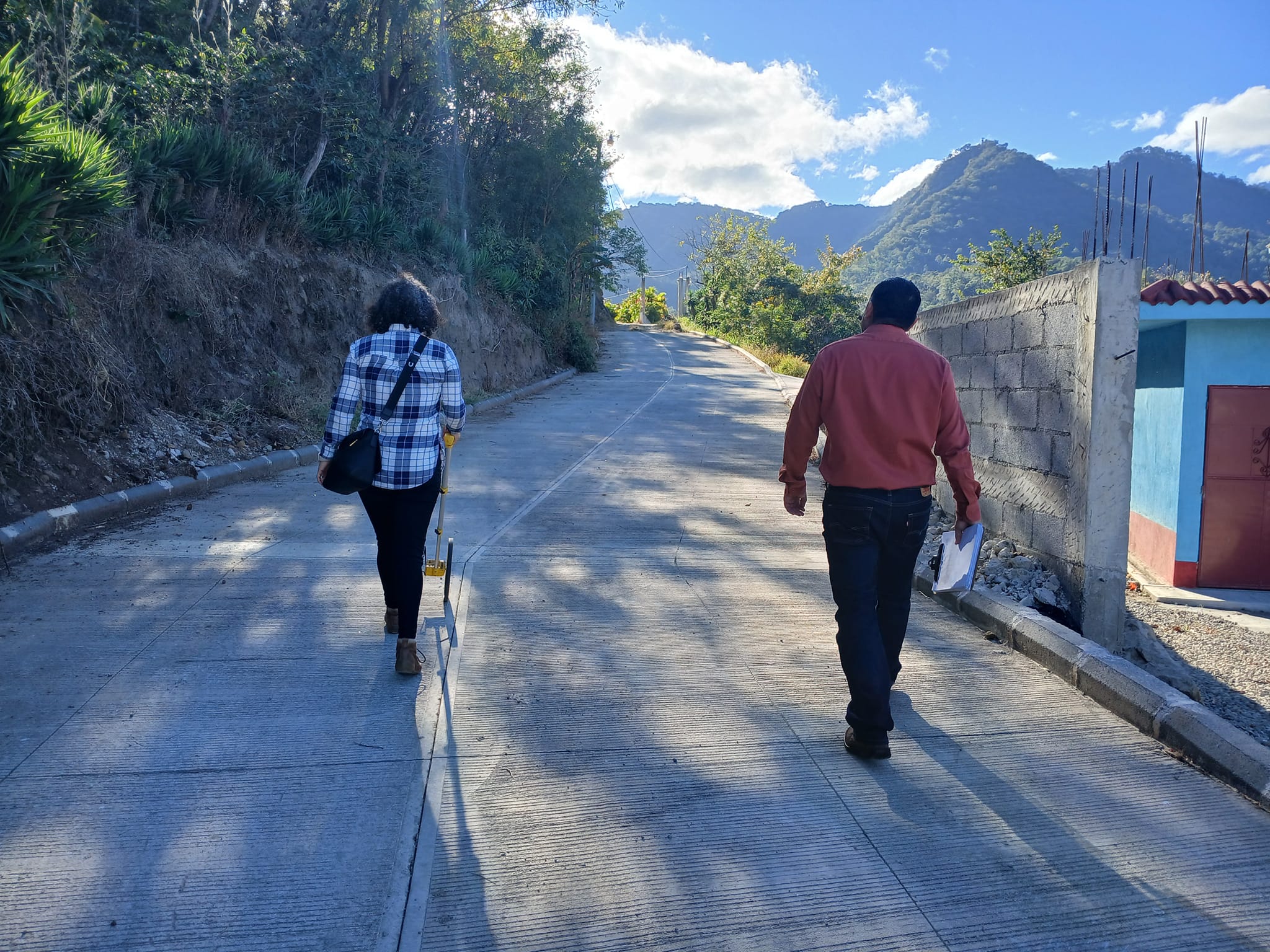 Entregan proyectos enfocados en infraestructura vial y educación en Santa Rosa