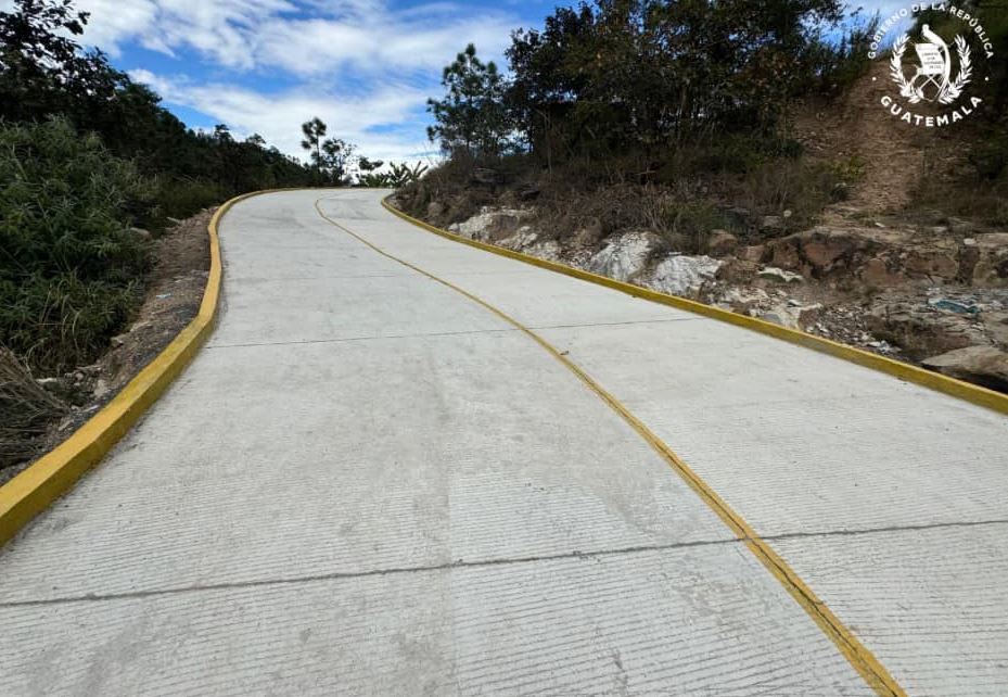 Cantón Arroyo San Juan en Santa Lucía La Reforma cuenta con mejoramiento de infraestructura vial