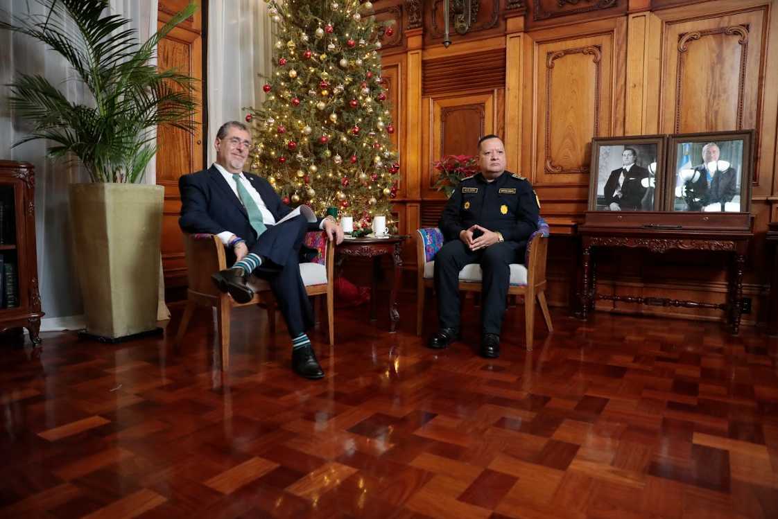 Presidente Bernardo Arévalo (izquierda) con el director general de la PNC, David Custodio Boteo (derecha). / Foto: Daniel Ordóñez.