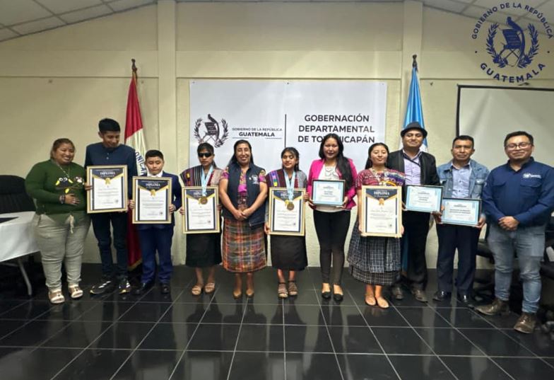 Entregan reconocimiento a jóvenes totonicapenses destacados en Juegos Paralímpicos