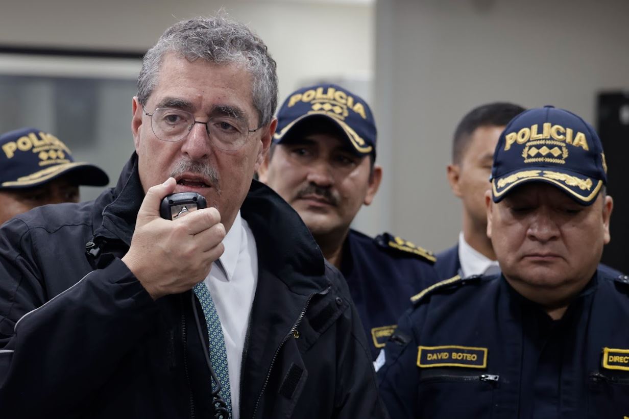 Con radio en mano, Presidente ordena a la PNC despliegue total en fiestas de fin de año