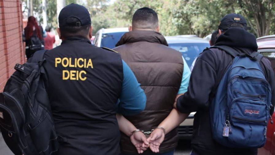 El aprehendido enfrentará procesos legales por varios delitos. / Foto: PNC.