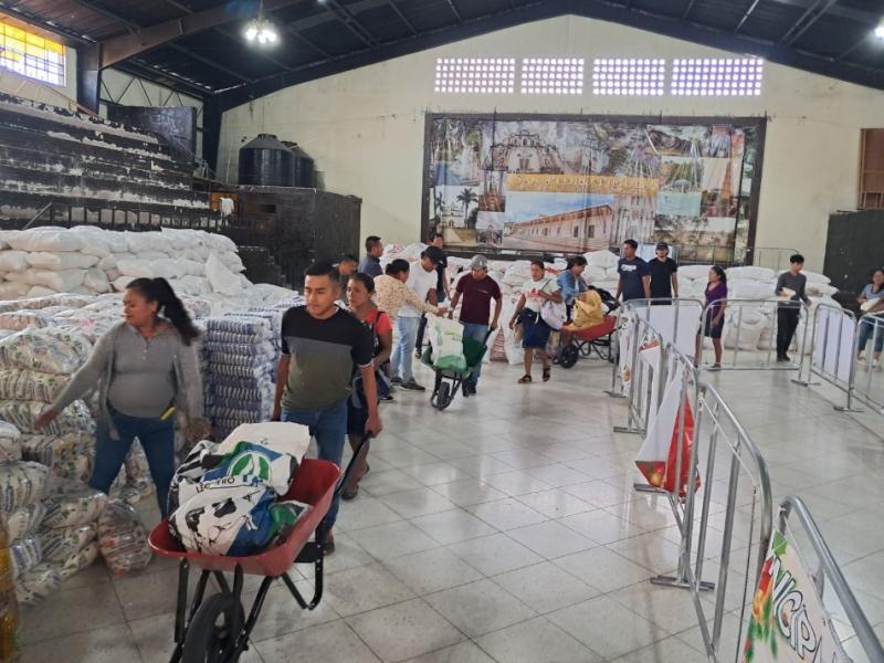 Entregan alimentos a familias en riesgo de inseguridad alimentaria. / Foto: MAGA.