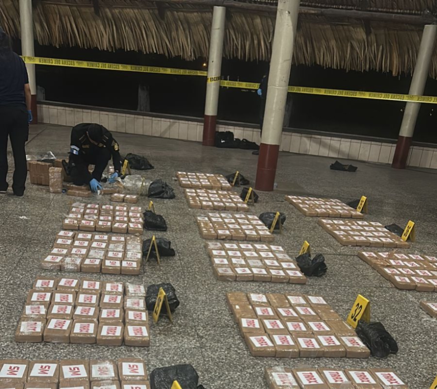 Interceptan embarcación con 799 paquetes con cocaína en aguas del Pacífico