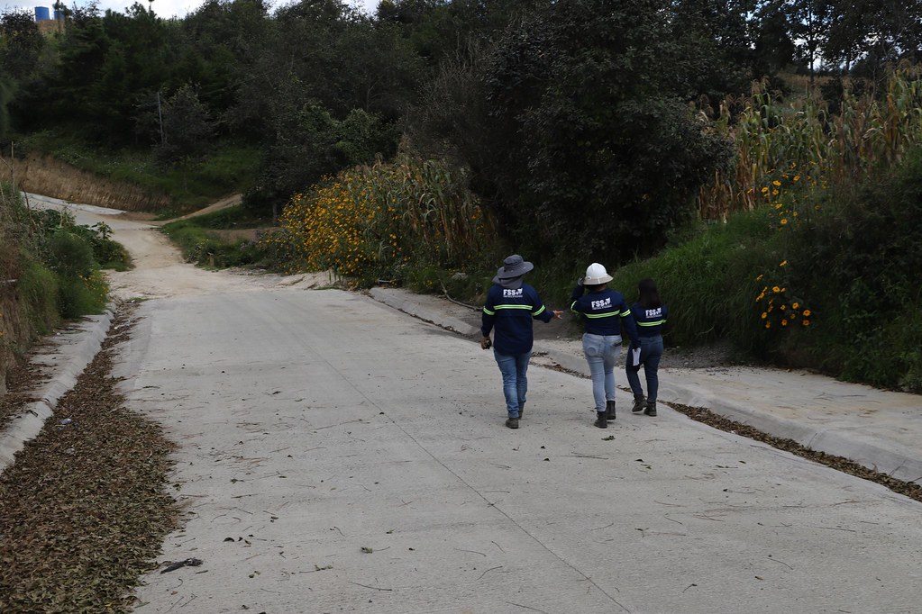 Comunidades de Chimaltenango contarán con mejoramiento de caminos rurales