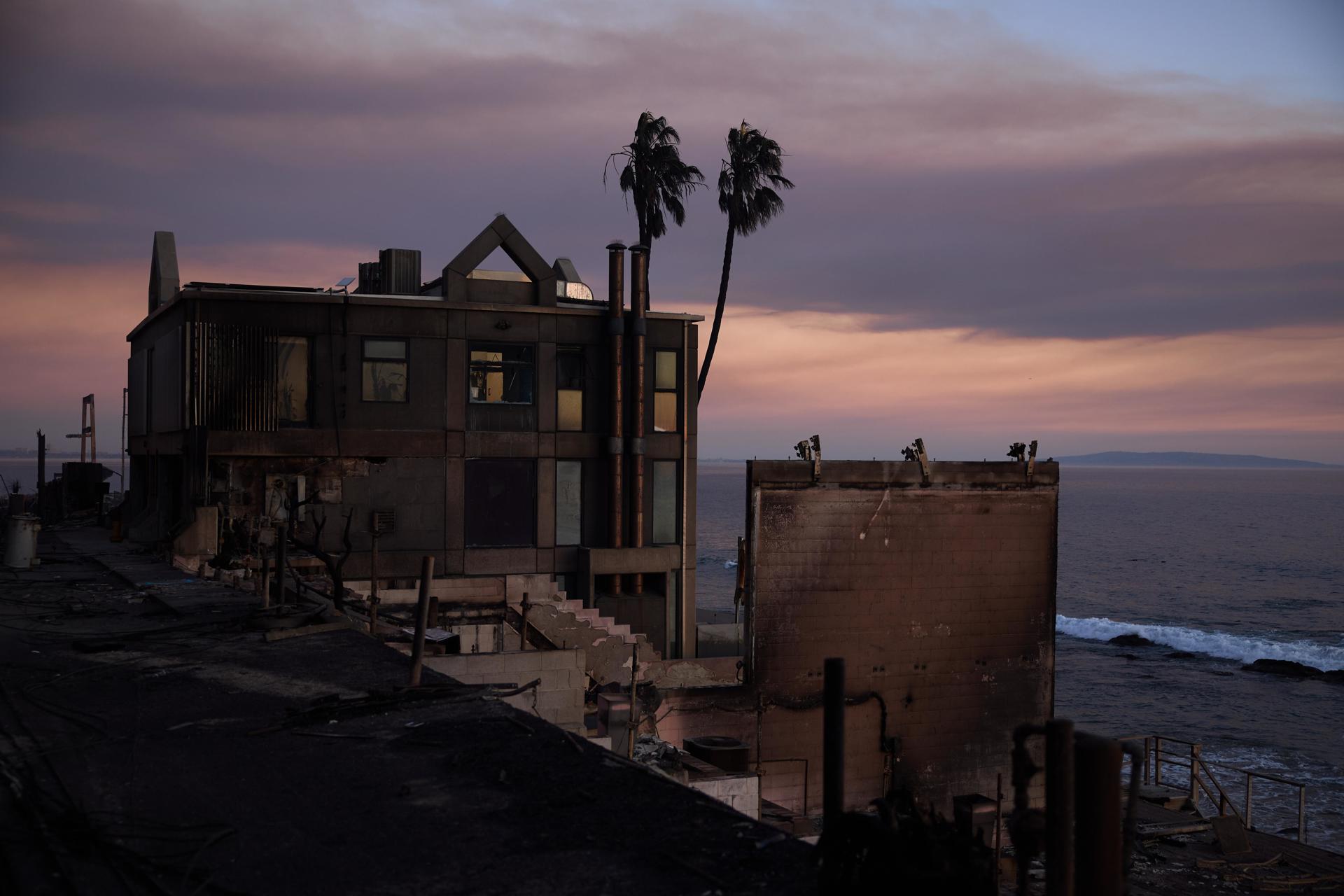 Pacific Palisades, el barrio de los ricos y famosos que quedó reducido a cenizas por los incendios en Los Ángeles
