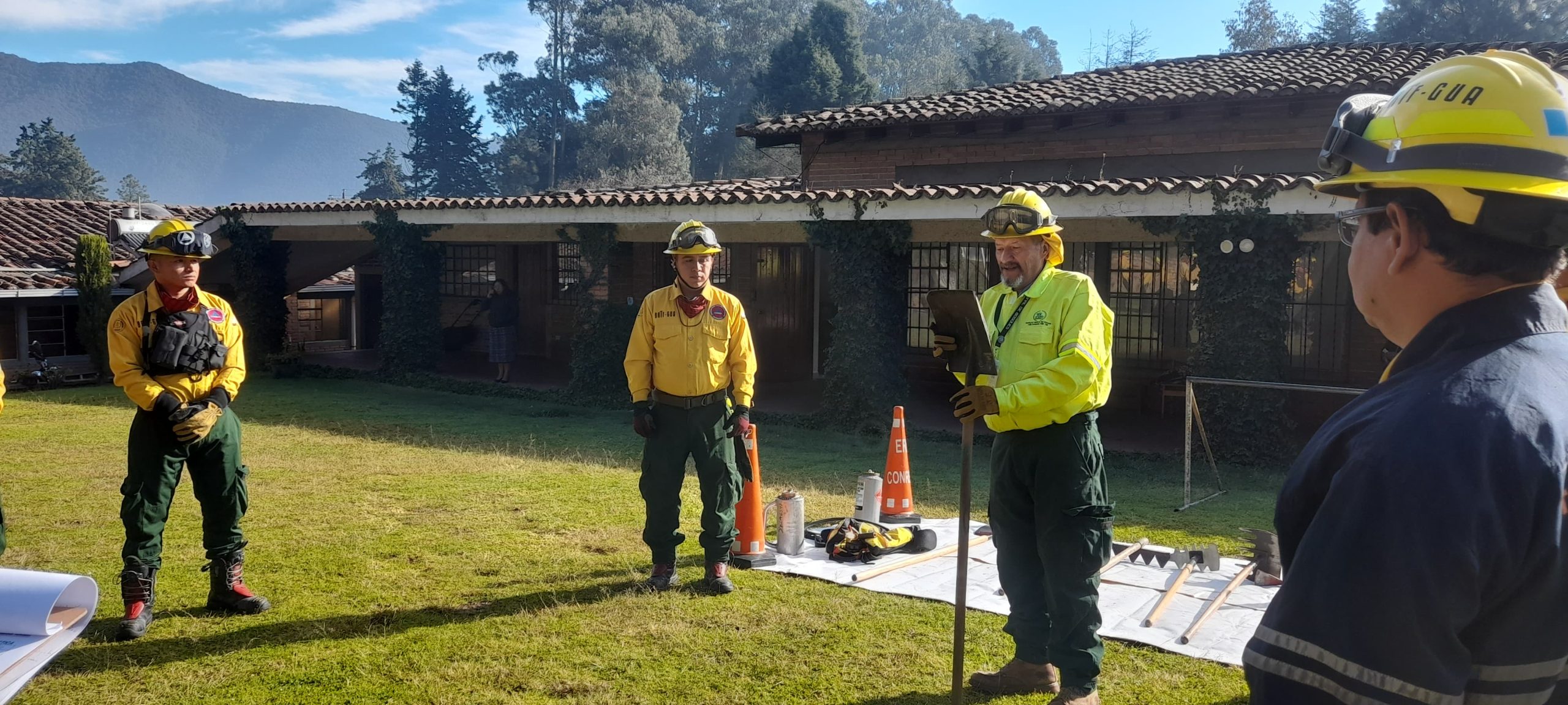 Capacitan a instructores para la formación de bomberos forestales en Quetzaltenango