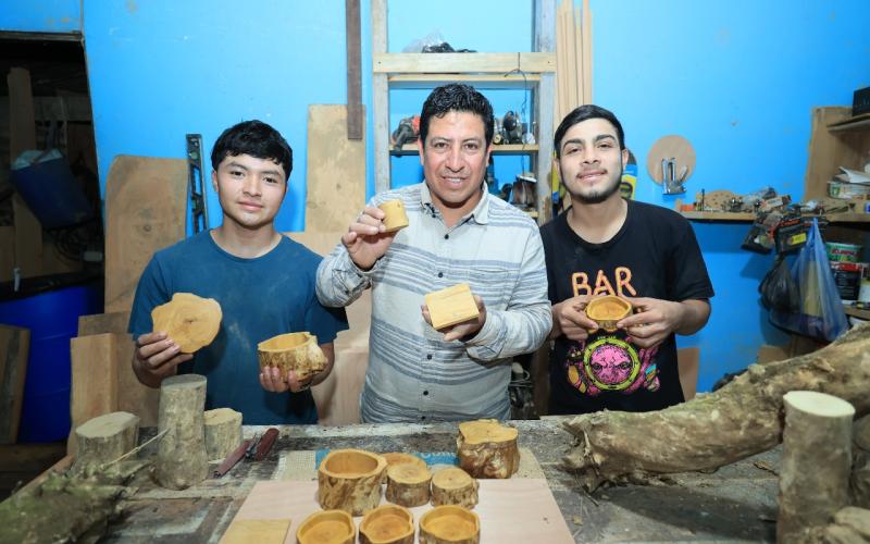 Además de cultivar el café, José González aprovecha los troncos del cafeto para elaborar artesanías.