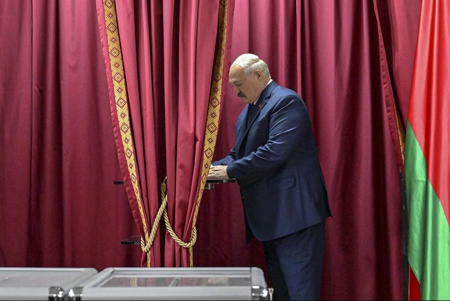 Alexander Lukashenko fue reelecto como presidente de Bielorrusia y estará en el poder hasta 2030. / Foto: EFE.