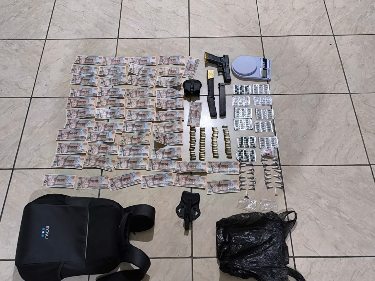 Armas y dinero decomisados en operativo en colonia Landívar, zona 7. / Foto: PNC.