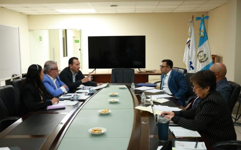 Autoridades se reunieron con representantes de transportistas de carga internacional. / Foto: DGT.