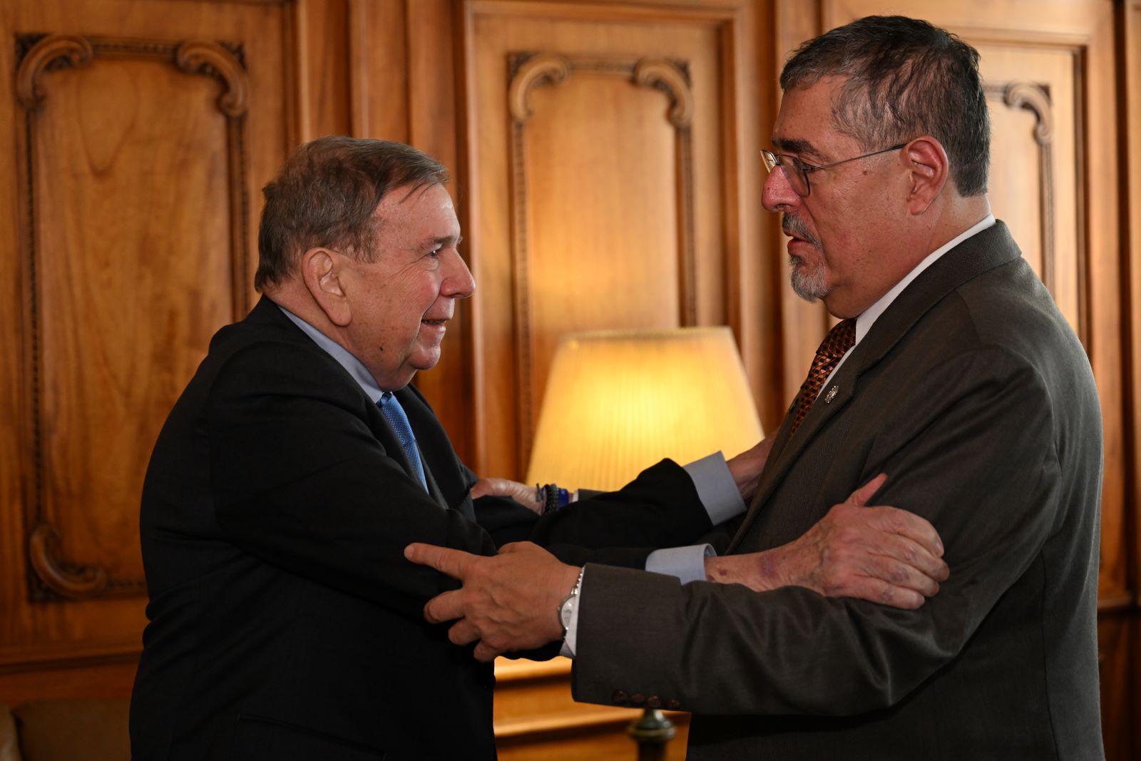 El presidente Bernardo Arévalo recibió el miércoles al líder opositor venezolano, Edmundo González, a quien le expresó su respaldo.
