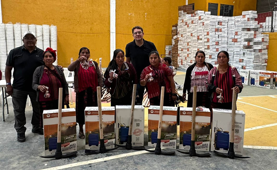 Pobladores que se dedican a la agricultura familiar reciben insumos por medio del Bono Campesino del MAGA, en diferentes departamentos. /Foto: MAGA