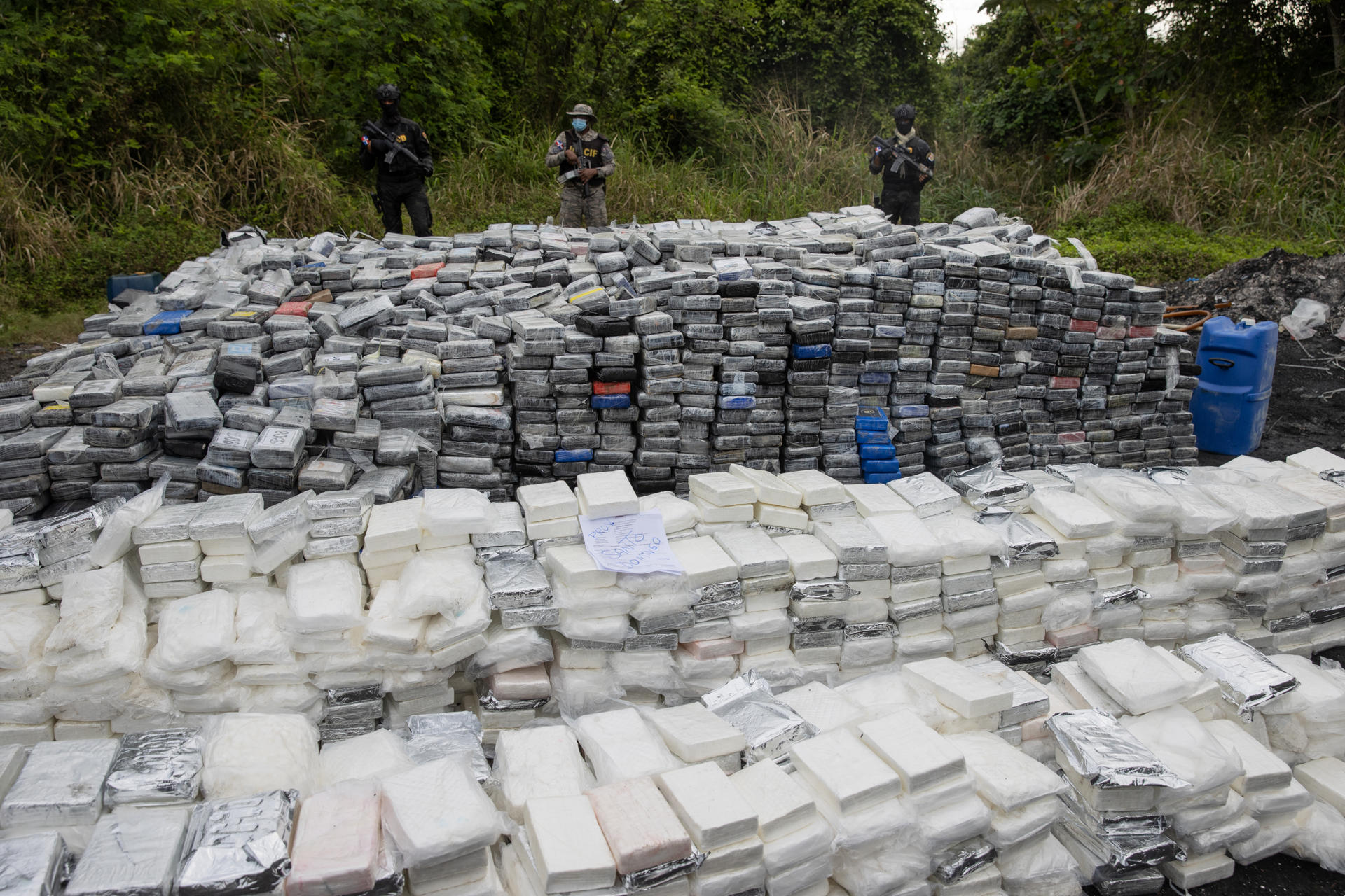 Las 9.8 tonoladas de cocaína que se descureron en diciembre en un puerto de República Dominicana llegaron meses antes de Colombia.