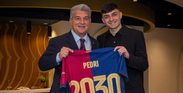 Pedri renueva con el Barcelona hasta junio de 2030