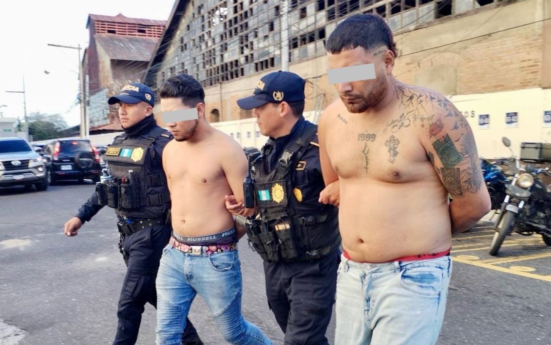Los asaltabuses fueron identificados como Selvin “N”, de 25 años, y Cristopher “N”, de 20 años. / Foto: PNC