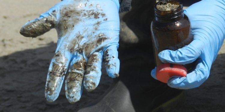 Perú asegura que aún quedan dos playas con petróleo tres años después de derrame de Repsol