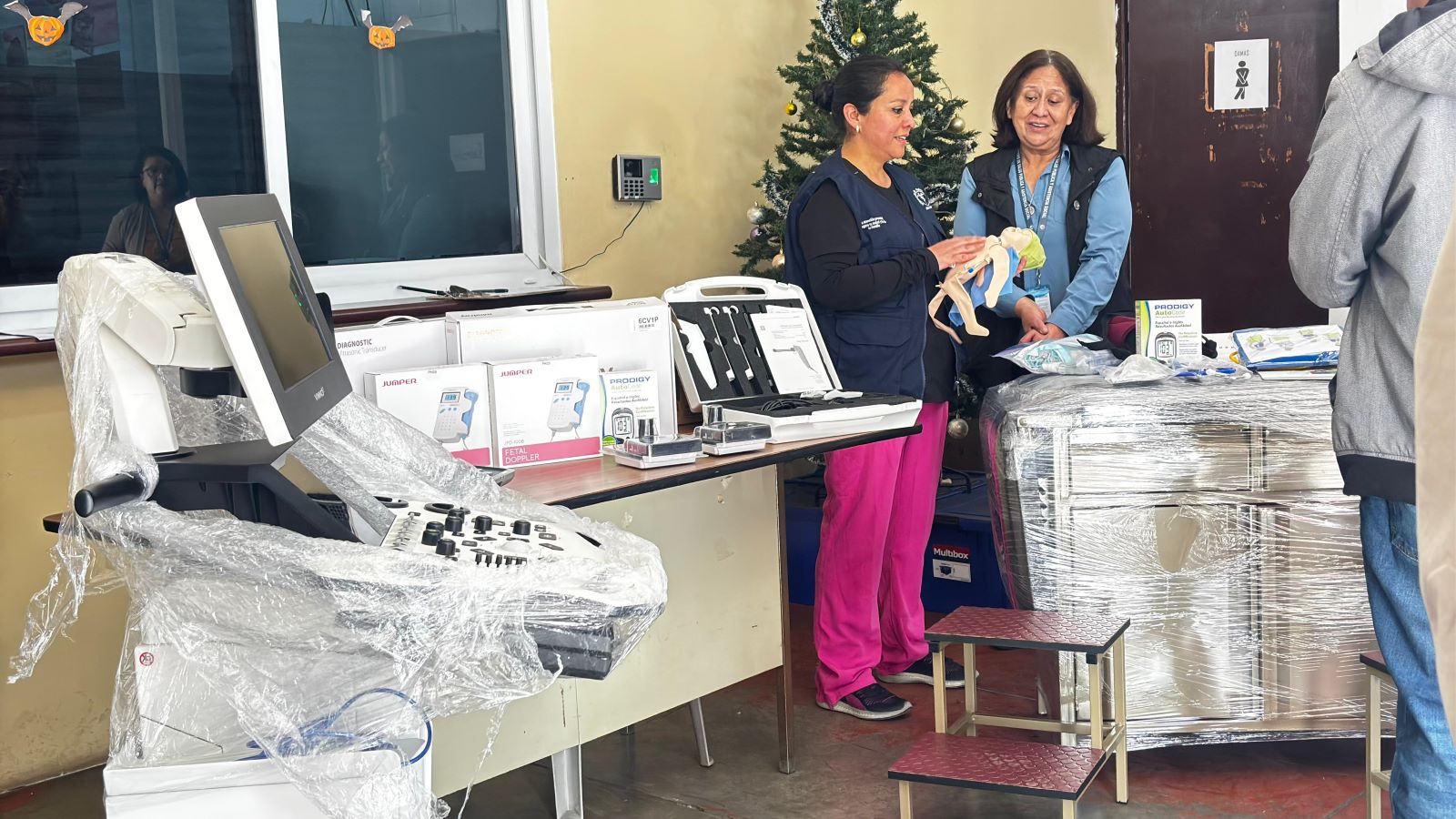 La Dirección Departamental de Redes Integradas de Servicios de Salud de Quetzaltenango entrega moderno equipo de atención en salud materno neonatal a cuatro unidades de servicio.