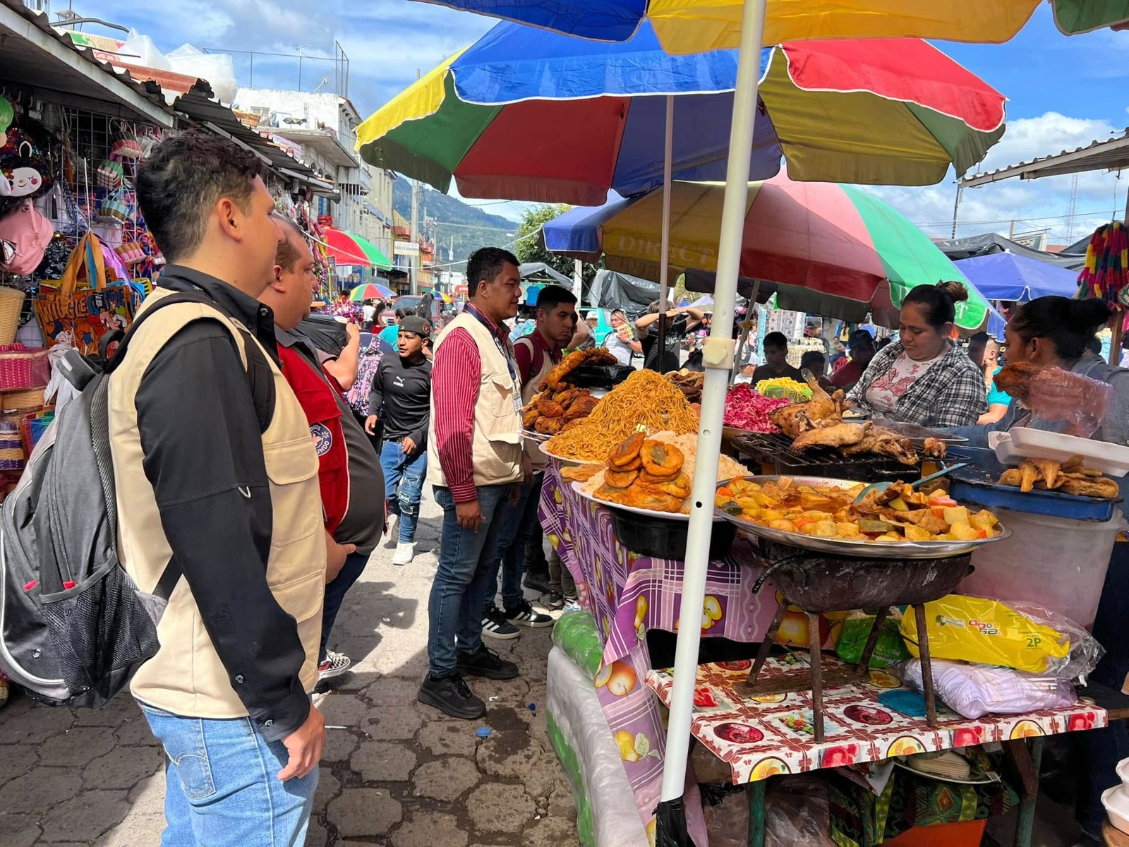Supervisan puestos de comida en Esquipulas, Chiquimula. / Foto: MSPAS.