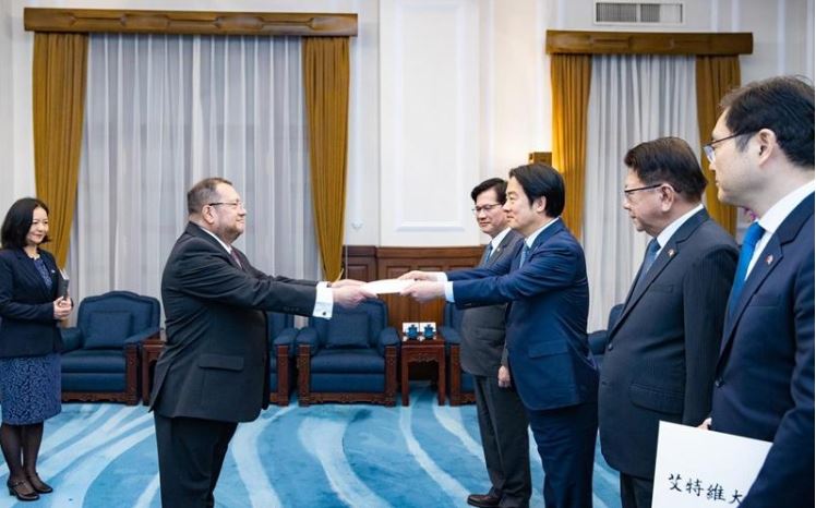Embajador de Guatemala presenta cartas credenciales al Presidente de la República de China (Taiwán)
