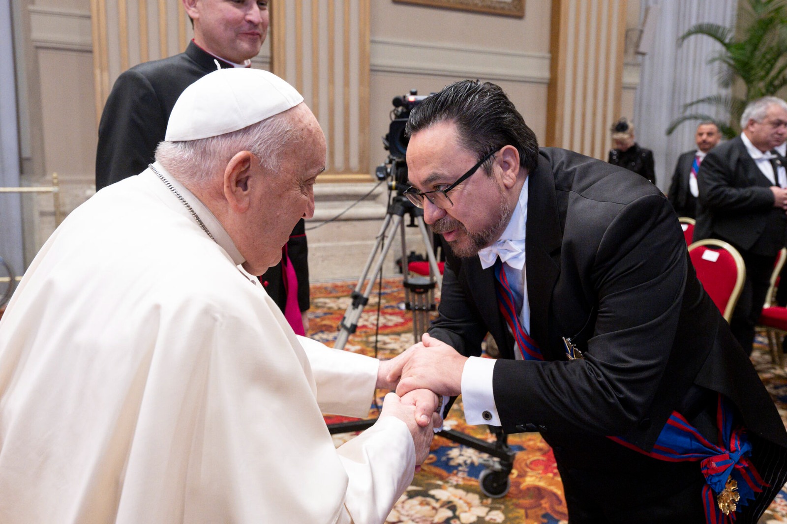 Embajador en la Santa Sede presenta sus saludos al papa Francisco. / Foto: Minex.