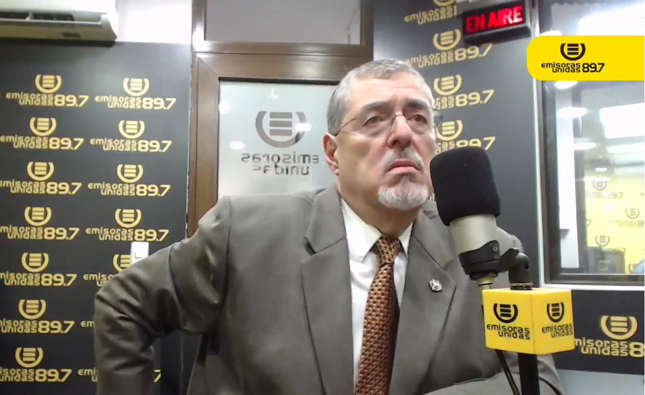 Presidente Bernardo Arévalo en Emisoras Unidas conversa sonre el apoyo a guatemaltecos recornados.