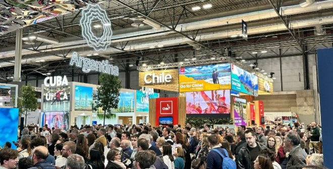 Cientos de personas recorren los diferentes estands en la Feria Internacional de Turismo (Fitur 2025) en Madrid.