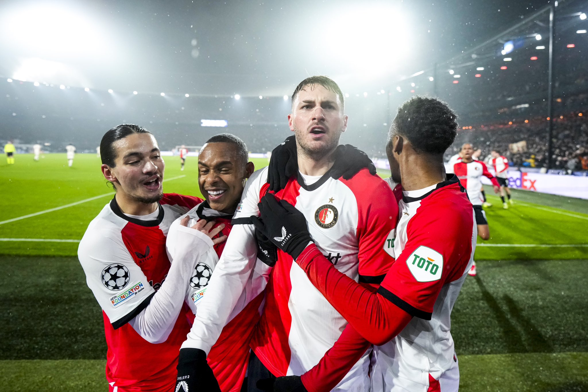 El Feyenoord de Santiago Giménez vapulea al Bayern Múnich en la Champions League