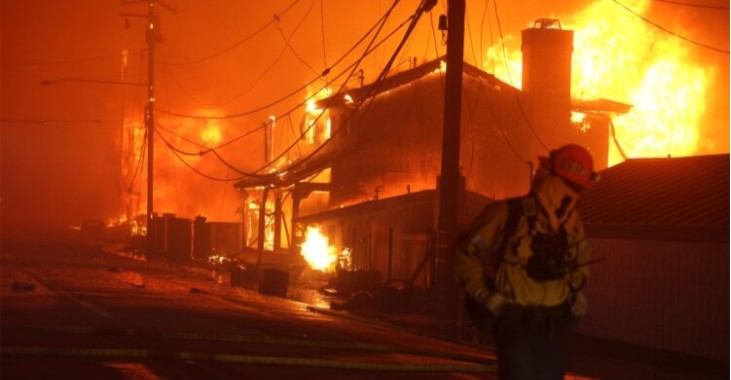 La Alcaldía de Los Ángeles declaró estado de emergencia por los incendios forestales avivados por fuerte fiento de más de 90 km/h.