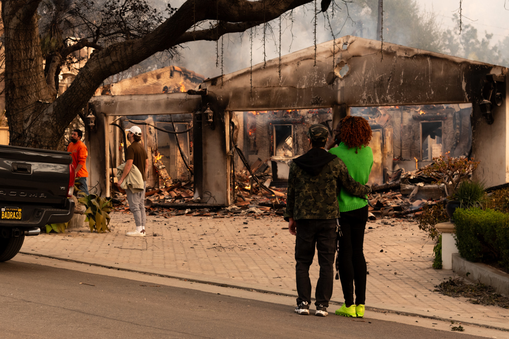 Residentes de barrios evacuados por los incendios en Los Ángeles podrían regresar dentro de una semana.