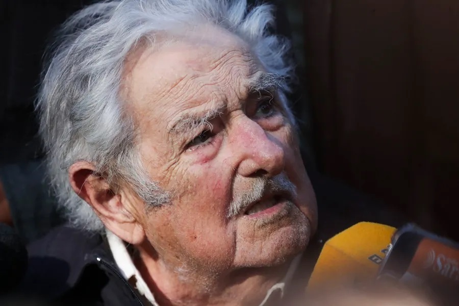 El expresidente de Uruguay, José Mujica, afirma que el cáncer se le expandió al hígado y que está muriendo.