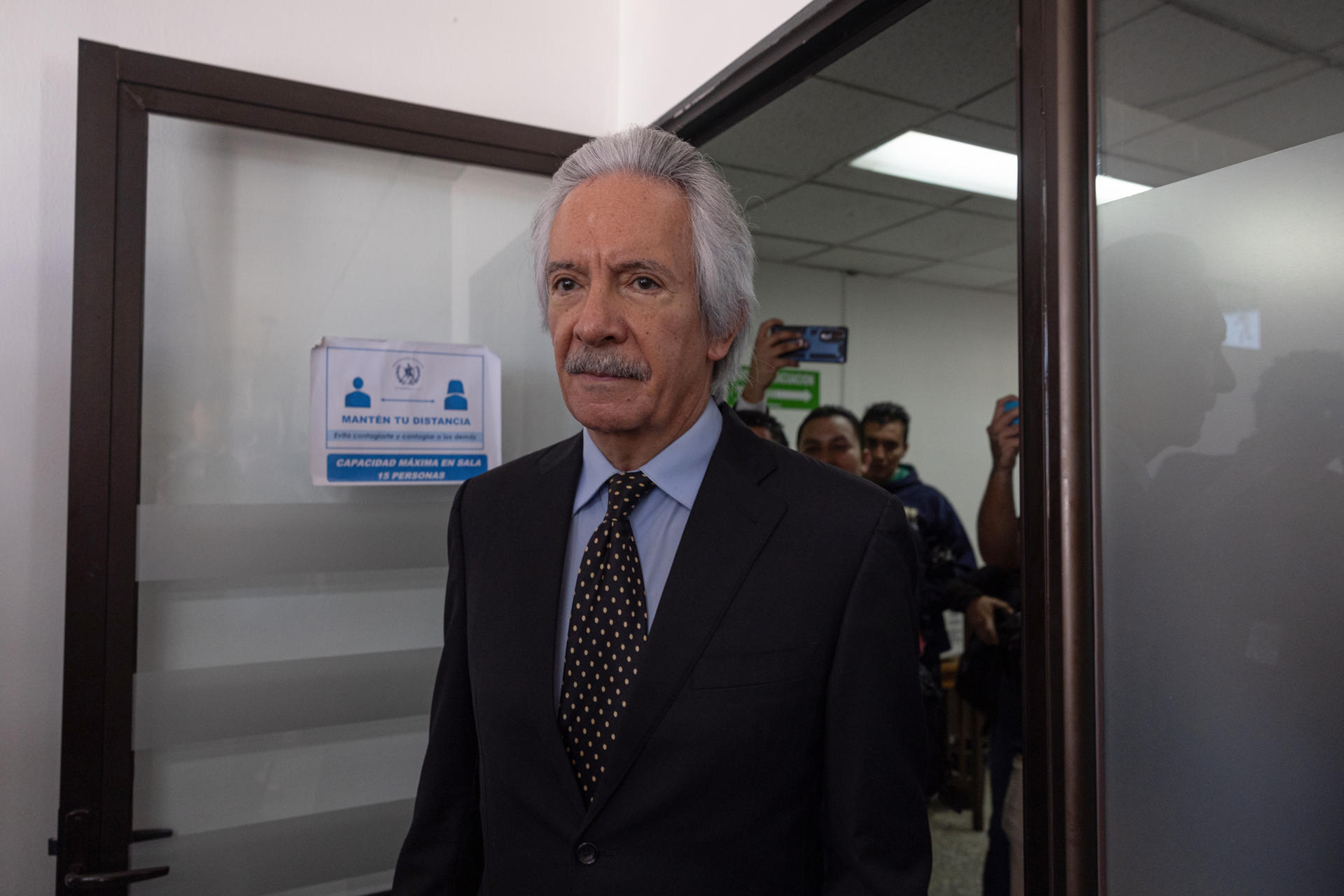 El periodista José Rubén Zamora se presentó este lunes a una audiencia sobre su libertad condicional, pero se cancelo la diligencia.
