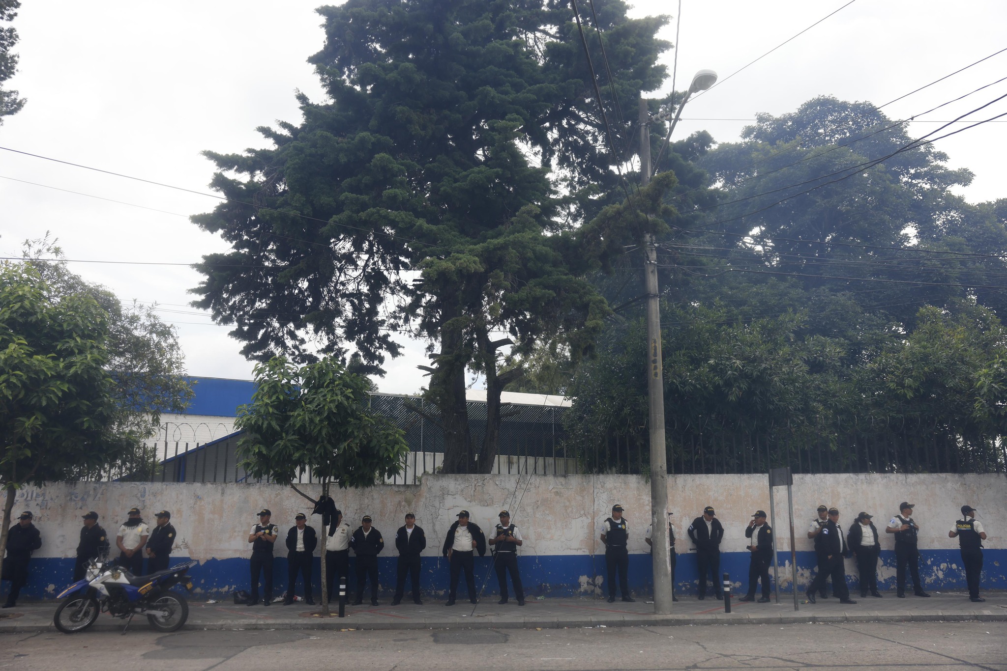 Algunos integrantes de la secta judía ultraortodoxa Lev Tahor permanecen afuera del albergu Hogar Nuestras Raíces.