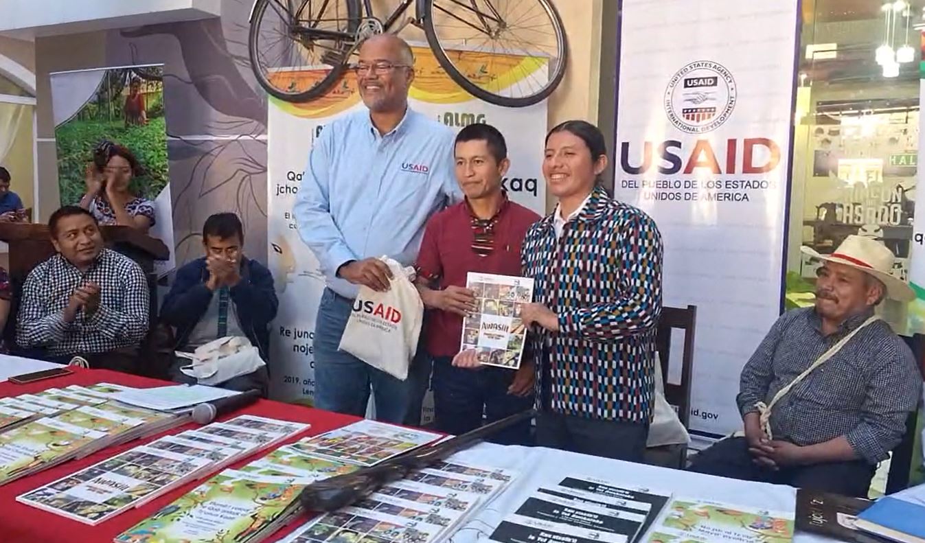 Entregan libros de texto en nueve Idiomas Mayas para el nivel primario