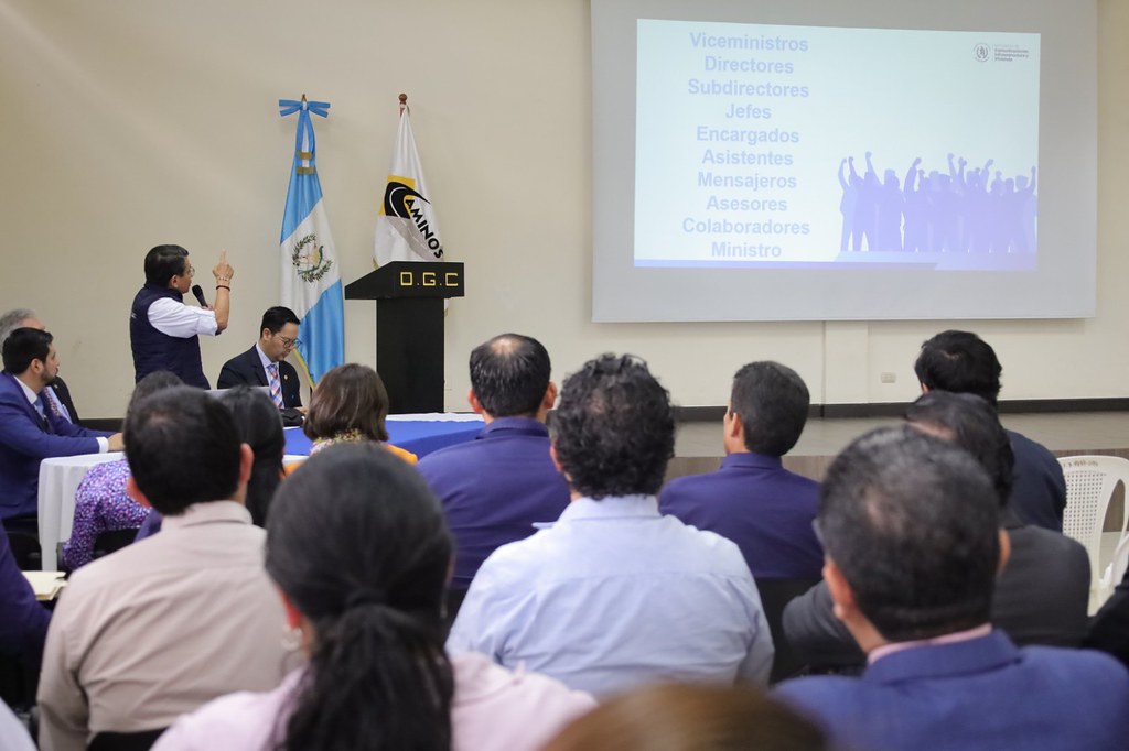 El titular del CIV, Miguel Ángel Díaz, durante reunión de trabajo con personal de viceminiterios y unidades ejecutoras de esa cartera.