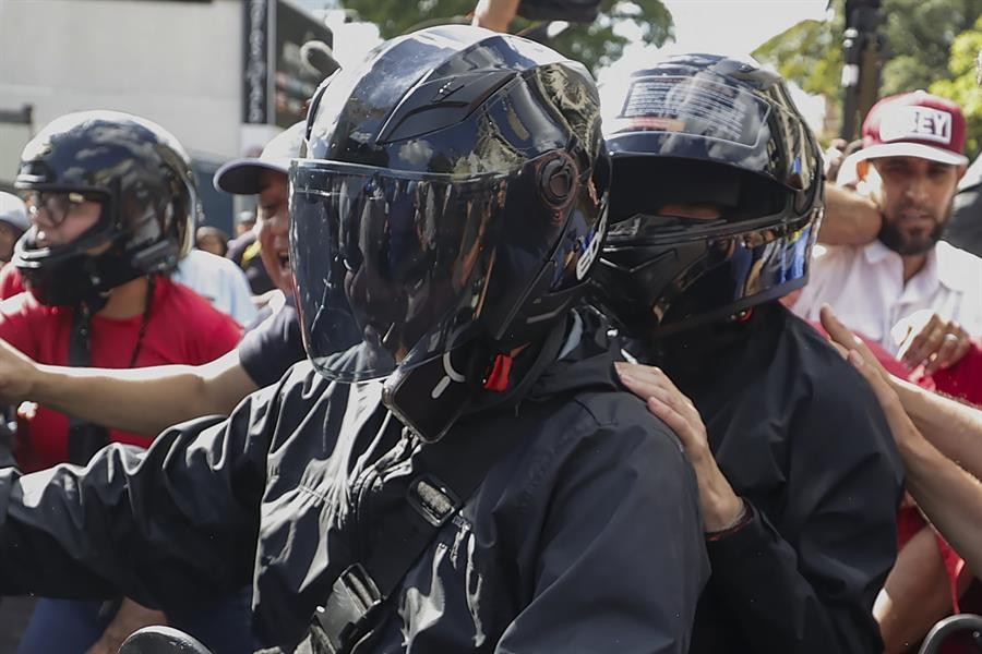 María Corina Machado -con casco- fue detenida luego de una protesta de la oposición en Caracas, Venezuela. / Foto: EFE.