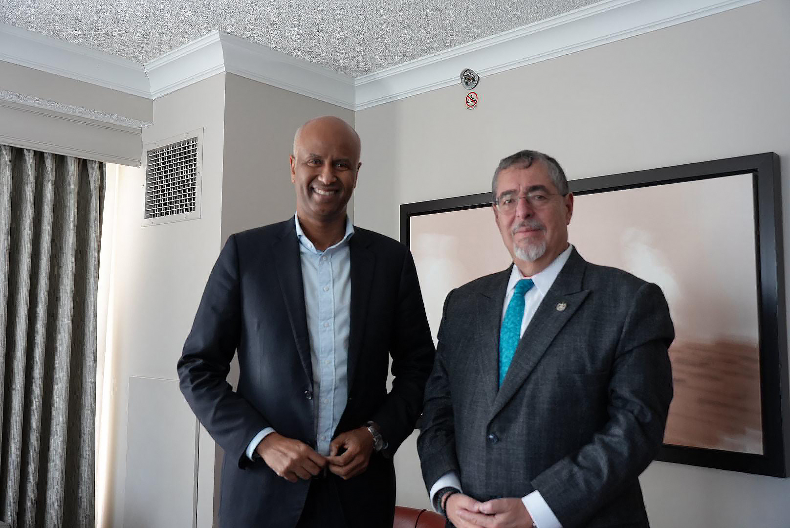 El presidente Bernardo Arévalo -derecha- se reúne con el ministro de Desarrollo Internacional de Canadá, Ahmed Hussen.