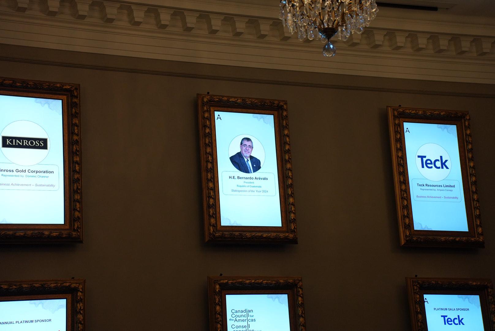 El presidente Bernardo Arévalo, cuya foto ya se encuentra en la galería del Consejo Canadiense para las Américas, recibe este martes el galardón Estadista del Año 2024. /Foto: Gobierno de Guatemala
