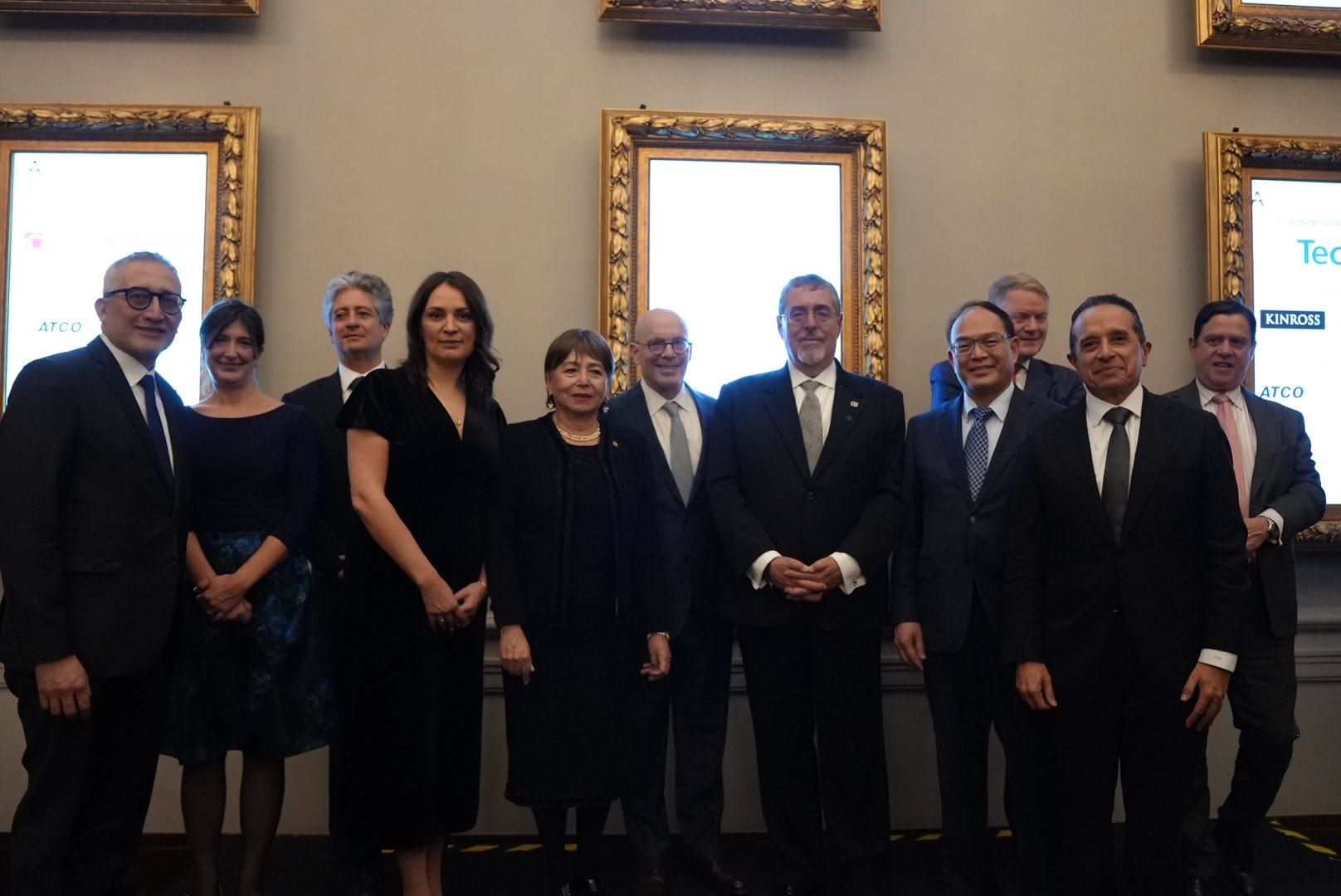 El presidente Bernardo Arévalo, durante la gala en la que recibió el Galardón Estadista del Año 2024 por parte del Consejo Canadiense para las Américas en Toronto, Canadá.