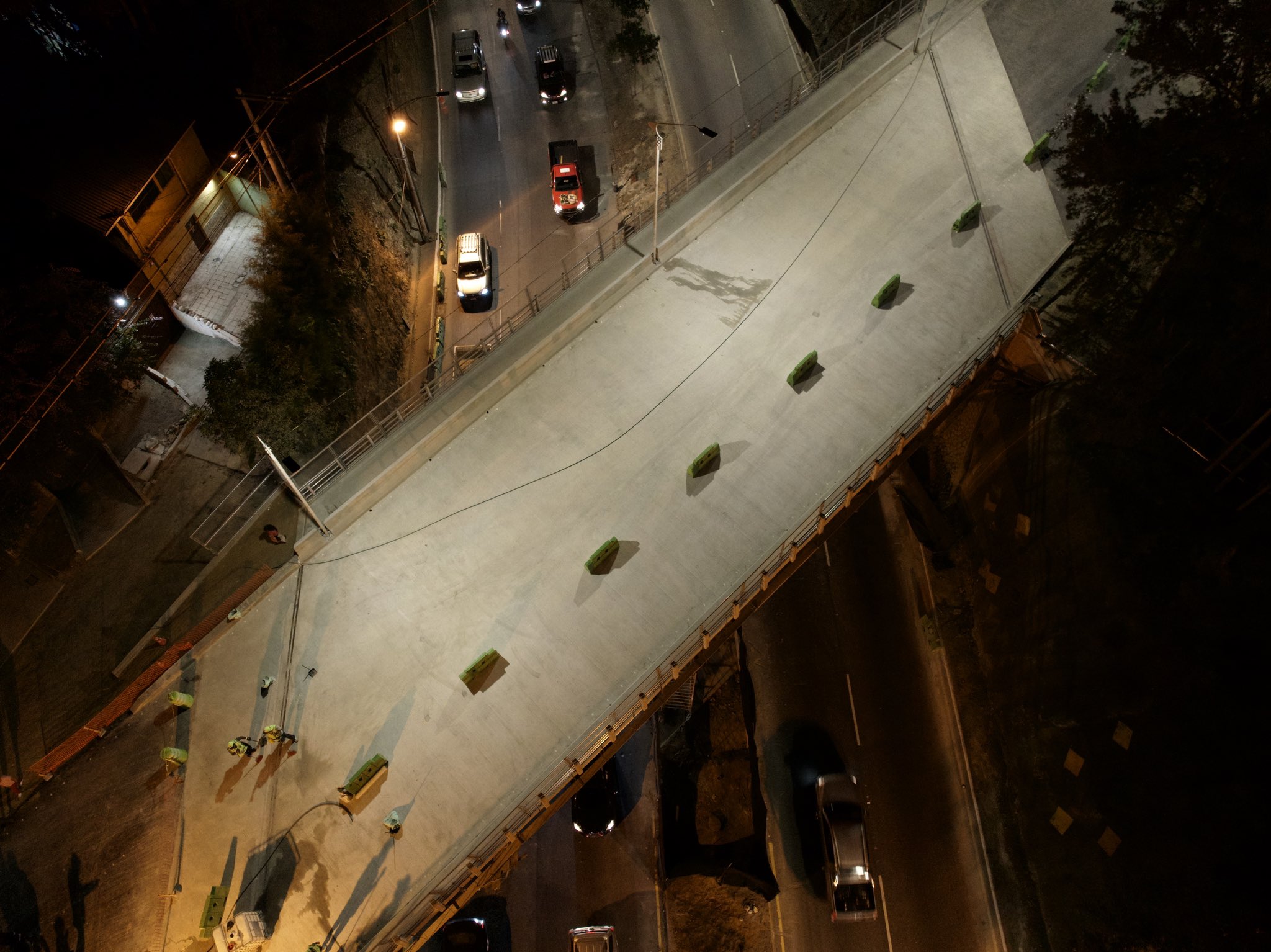 Vista del nuevo puente Adolfo Mijangos López poco antes de que se habilitara el paso esta madrugada.