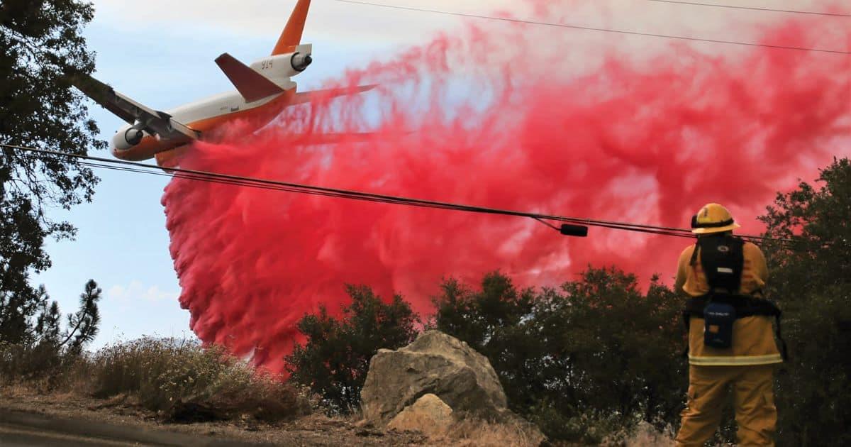 Polvo rosa se está utilizando como ralentizador en incendios en Los Ángeles. / Foto: Expreso.