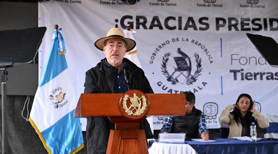 Presidente anuncia entrega de escrituras en 85 comunidades de 12 departamentos del país