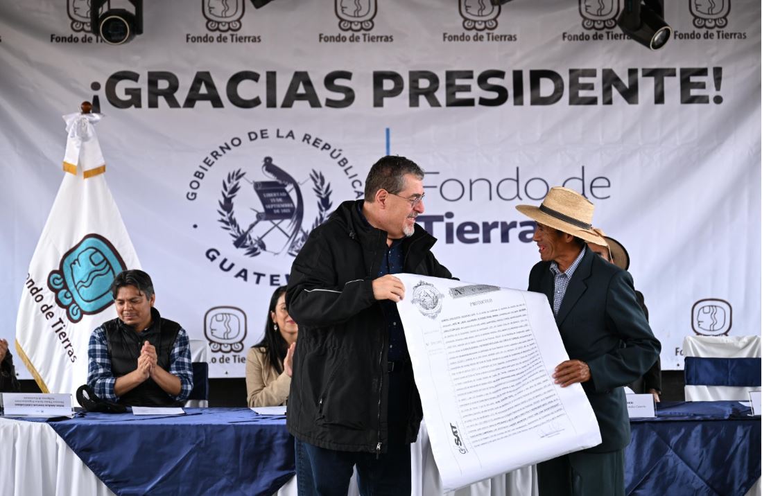 Presidente entrega escritura comunal que beneficiará a 230 familias en San Juan Sacatepéquez