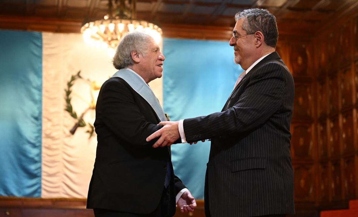 Presidente entrega la Orden del Quetzal a Luis Almagro, secretario general de la OEA. / Foto: Byron de la Cruz.