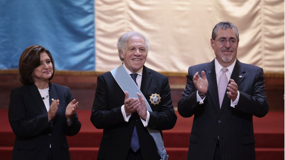 Presidente entrega la Orden del Quetzal a Luis Almagro, secretario general de la OEA