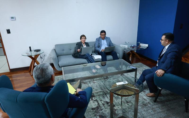 Reunión de autoridades del CIV con la PDH para tratar tema de derechos de usuarios del transporte público. / Foto: CIV.